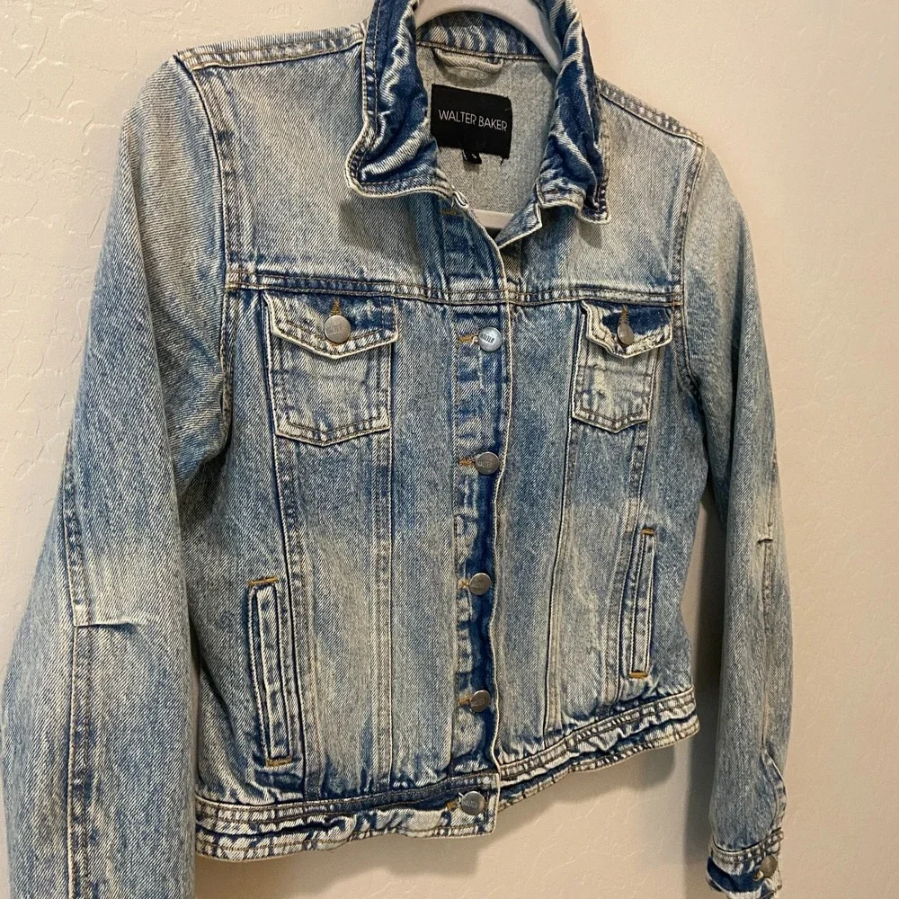 Walter Baker Women's Acid Wash Cropped Button Up Denim Jacket Size Small